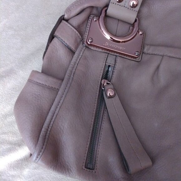 B MAKOWSKY Taupe Soft Leather Handbag Purse Shoulder Bag Large Rosegold Accents - Picture 5 of 11